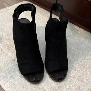 Black chunky heels size 6. Have been worn